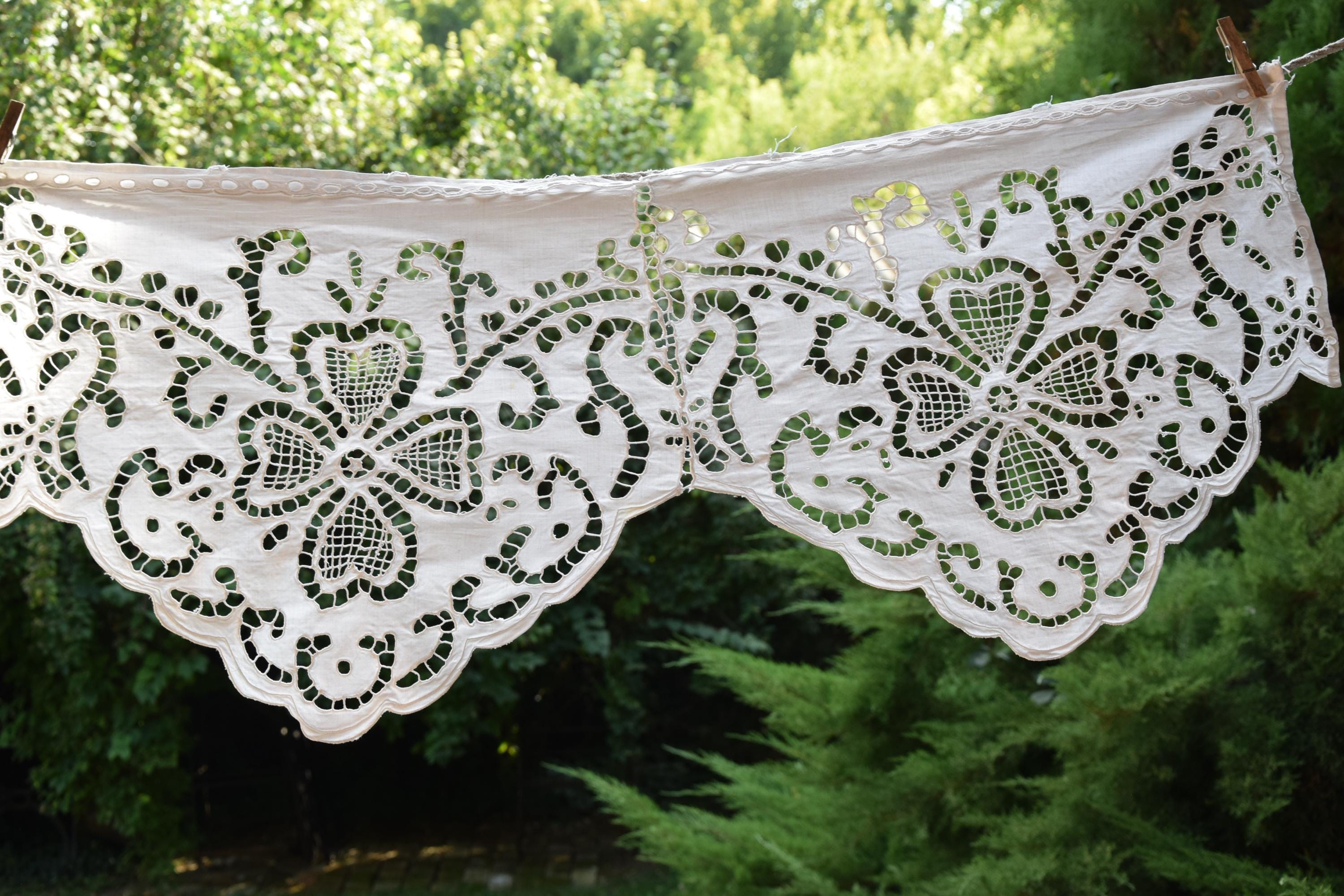 Brise-bise Brodé Main Bord Crochet Artisanal - Blanc, Motif Belle Rose, Dimensions 45x60 Cm - Neuf, Fabrication Française