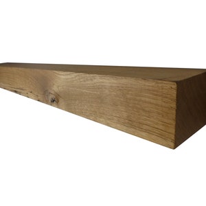 Puede incluir: Una repisa de chimenea de madera r&uacute;stica hecha de madera recuperada. La repisa es de color marr&oacute;n c&aacute;lido y tiene un aspecto natural y sin terminar.
