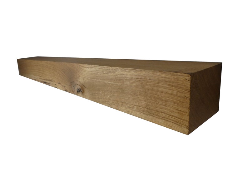 Puede incluir: Una repisa de chimenea de madera r&uacute;stica hecha de madera recuperada. La repisa es de color marr&oacute;n c&aacute;lido y tiene un aspecto natural y sin terminar.