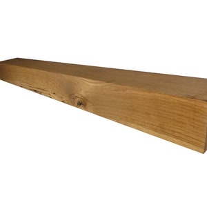 Puede incluir: Una estanter&iacute;a de madera r&uacute;stica hecha de madera reciclada. La estanter&iacute;a es de color marr&oacute;n claro y tiene un aspecto natural y sin terminar. Es perfecta para a&ntilde;adir un toque de estilo r&uacute;stico a cualquier habitaci&oacute;n.