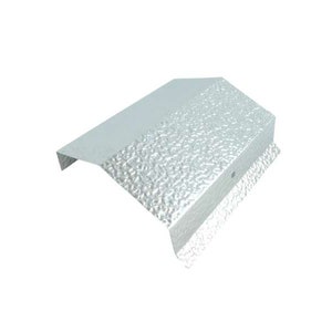Könnte beinhalten: Ein silberfarbenes Metallblech mit strukturierter Oberfläche. Das Blech hat eine gebogene, abgewinkelte Form, die für Bau- oder Dachdeckerarbeiten bestimmt ist. Das Objekt ist vor weißem Hintergrund isoliert.