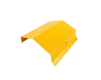 Puede incluir: Protección de esquina de metal amarillo con superficie texturizada.