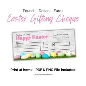 Może przedstawiać: Wydrukowany czek prezentowy na Wielkanoc z napisem Wishing you a very Happy Easter w kolorze różowym, z polami na odbiorcę, kwotę, datę i podpis. Tło ma fakturę drewna oraz rząd kolorowych pisanek wielkanocnych na zielonej trawie.