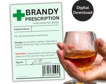 Puede incluir: Una tarjeta rectangular de color verde claro con el texto BRANDY PRESCRIPTION, una cruz verde y un código de barras. La tarjeta incluye campos para el nombre del paciente y la firma, con instrucciones de dosificación. Un vaso con líquido ámbar está cerca.