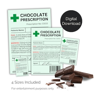 Puede incluir: Una descarga digital imprimible de una receta humorística de chocolate con una cruz verde y el texto "Receta de chocolate" y "Número de receta: COCO". El formulario incluye una dosis, una advertencia y una línea de firma. La imagen también incluye una pila de barras de chocolate y virutas de chocolate.