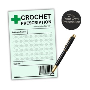 Könnte beinhalten: Ein druckbares Häkelrezept mit einem grünen Pluszeichen, den Worten "CROCHET PRESCRIPTION" und einem Barcode. Das Formular hat Platz für den Namen des Patienten, eine Unterschriftszeile und einen Abschnitt mit einem Raster aus Wollknäueln und Häkelnadeln.
