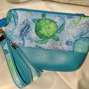 La bolsa de muñeca de tortuga marina azul de Clearwater
