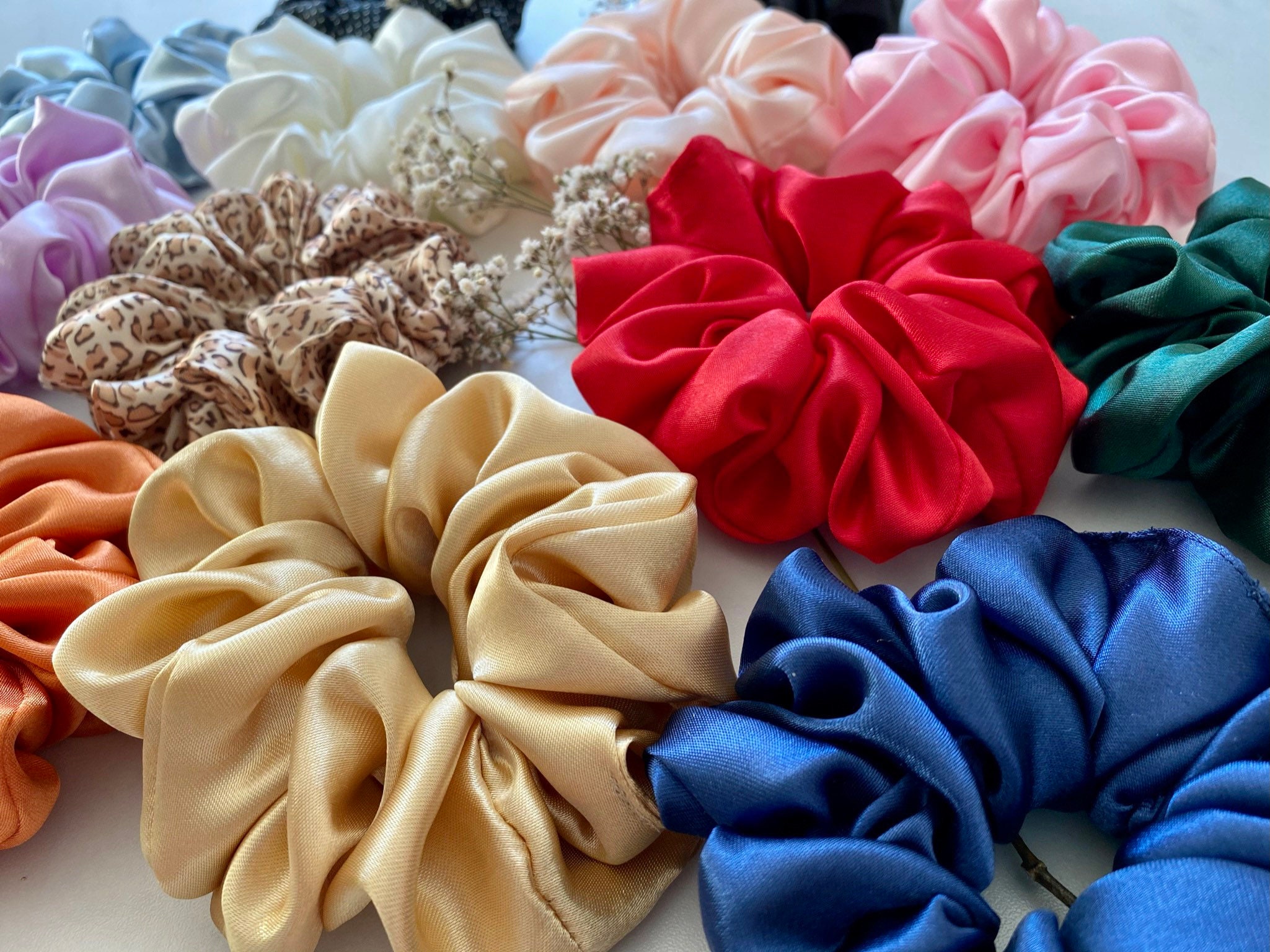 ヘアアクセサリー LINEN MEDIUM SCRUNCHIE 絶妙なデザイン LINEN MEDIUM SCRUNCHIE color：WHITE / BLACK