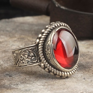 Handgjord Luciferring i sterlingsilver: Röd zirkon, 24K guldpläterad