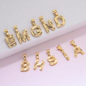 Collar con inicial de oro auténtico de 14 quilates, delicado collar con letra de 10 mm, joyería personalizada única, collar con inicial, regalo de Navidad personalizado para ella.