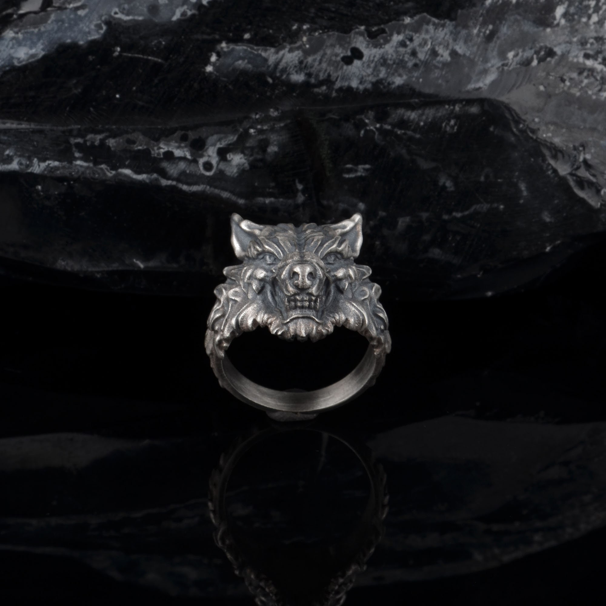 Anello con testa di lupo in argento sterling ossidato - Gioielli da motociclista, taglia 9,25 - Italia Anello con testa di lupo in argento sterling ossidato - Gioielli da motociclista, taglia 9,25 - Italia