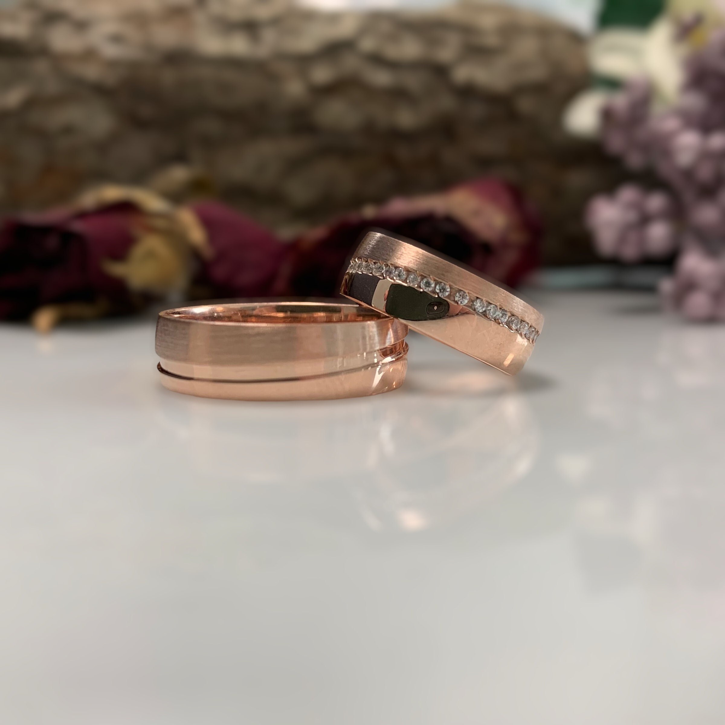 JC Trauringe Fedi nuziali in oro 375, larghezza 5 mm, uniche anelli per partner in oro rosa con incisione in elegante cofanetto, 2 anelli da sposa da uomo e da donna con