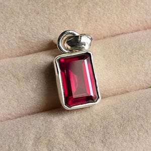 Smaragdslipad rubinhänge: Halsband i sterlingsilver, bohemiska minimalistiska smycken