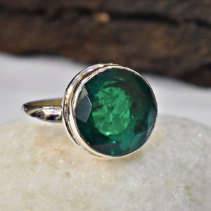 Bague émeraude ronde, bague en argent sterling massif 925, bague tendance, bague pierre verte, bague quartz émeraude, bague faite main, bague cadeau
