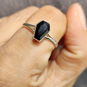 Anillo de ataúd de ónix negro, anillo de ataúd pequeño, anillo de plata de ley 925, anillo minimalista, piedra preciosa de ataúd, anillo de Halloween, regalo para ella
