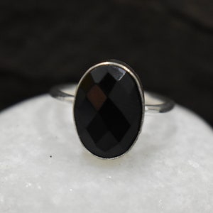 Oval Black Onyx 925 Sterling Silver Ring - Black Onyx Gemstone Ring in Silver, Black Onyx Ring for Her, Solitaire Stacking Black Onyx Ring