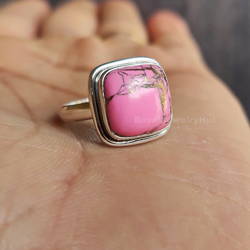 TUDOR STATEMENT RING - IRI PINK