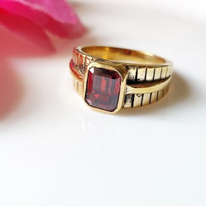 Handgemaakte ring met smaragd geslepen granaat: 925 sterlingzilveren statementring