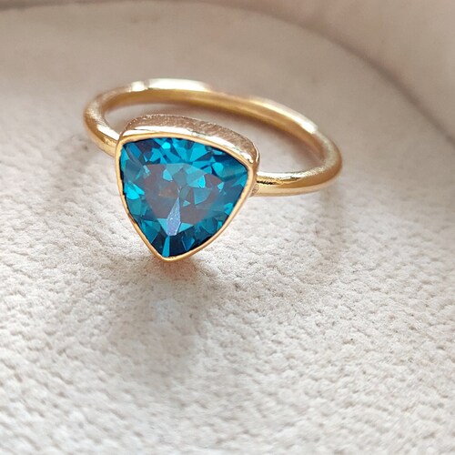 Anillo de topacio azul de Londres con trillón - Anillo de topacio azul en plata de ley 925 para ella - Anillo con piedra de nacimiento de diciembre - Anillo de topacio azul con corte triangular