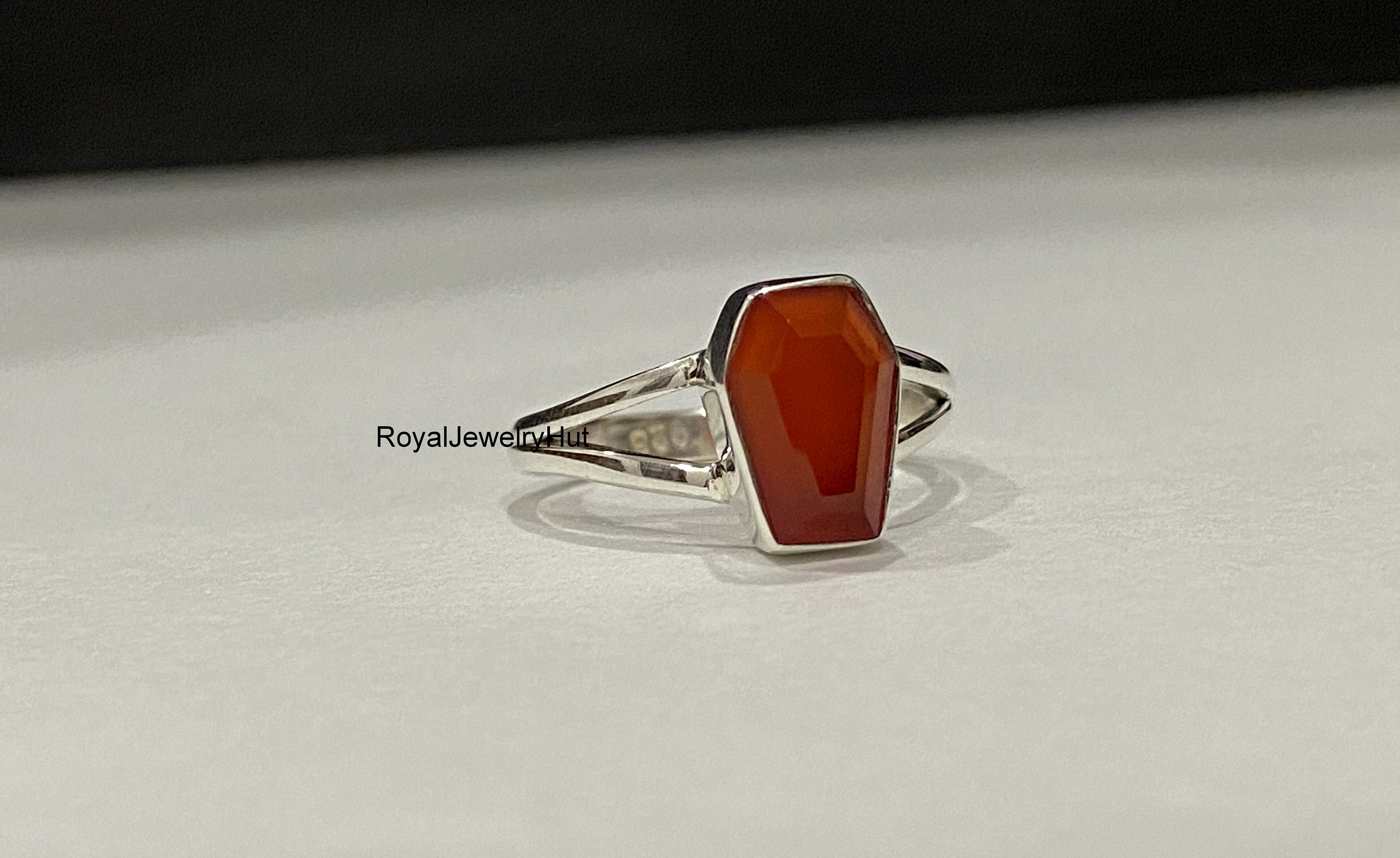 Piccolo anello di bara, anello di corniola, anello in argento sterling massiccio, anello fatto a mano, anello di pietre preziose, anello da donna, anello regalo per lei, anello piccolo