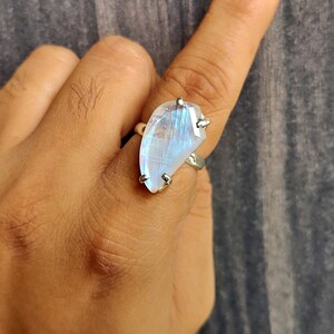 Bague de fiançailles en pierre de lune naturelle, bague en argent sterling 925 en pierre de lune naturelle à facettes en forme de feuille, bague Boho inspirée de la nature, cadeau de la Saint-Valentin