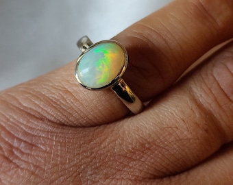 Anillo de plata de ley con ópalo natural: piedra preciosa ovalada, piedra natal de octubre