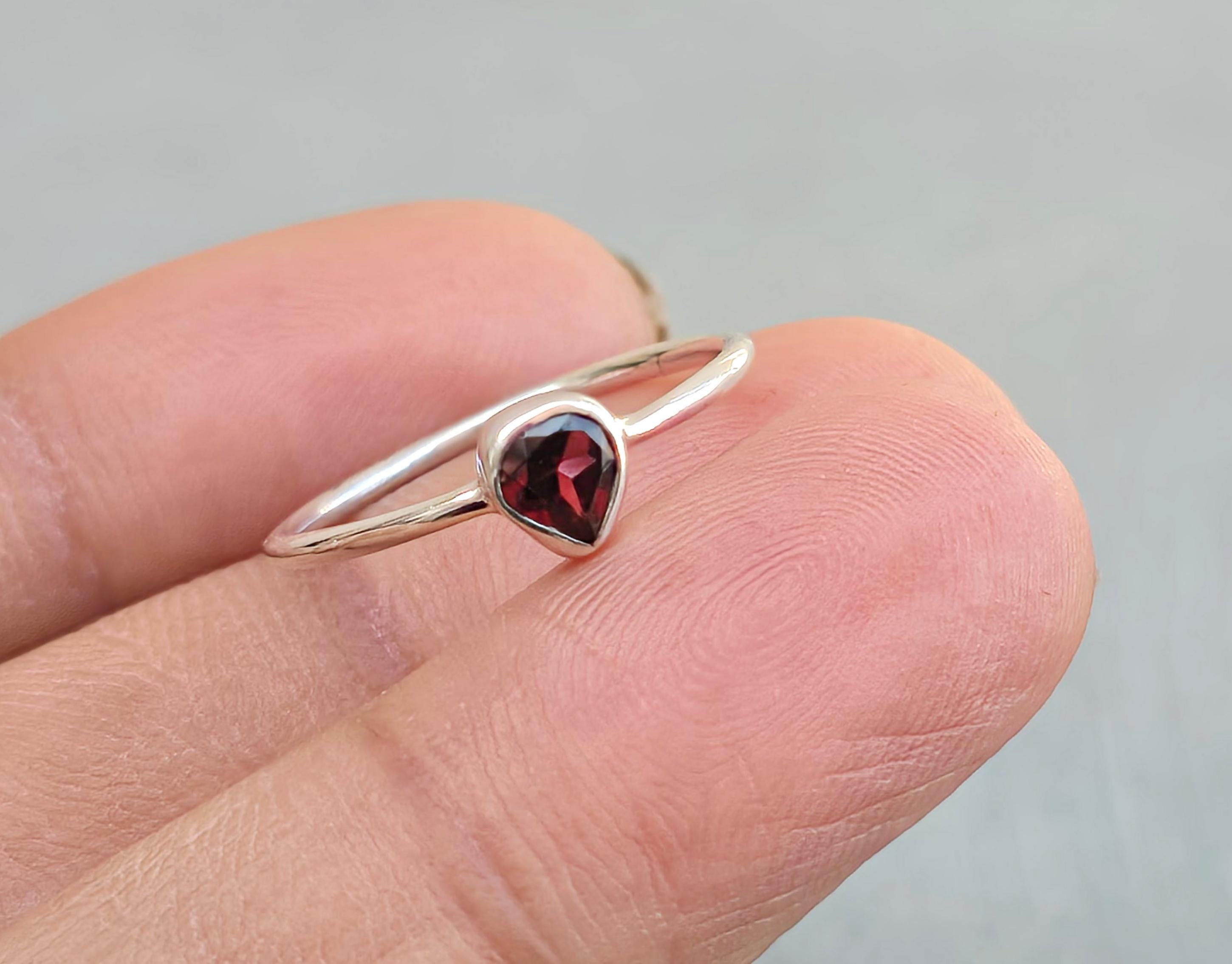 ハートガーネットリング：ミニマリストな925スターリングシルバーの