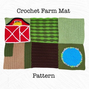 Puede incluir: Patrón de alfombra de granja de crochet con un granero rojo, hierba verde, un campo marrón y un estanque azul.