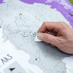Kaart met wandelroutes en bergtoppen van Lake District