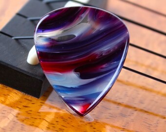 Catalin guitar pick GP-3022-Dark Amethyst (Free US shipping for 2 or more orders!)