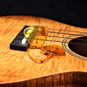 Dell Arte GP-3012 Amber Resin pick- Set of 3 picks