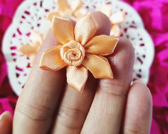 5 fleurs orange de moulinet, 1 3/8 pouces, fleurs de tissu orange, fabrication de robe de mariée, fleurs de chapellerie, fabrication de poupée, fleurs de ruban, couture sur des fleurs