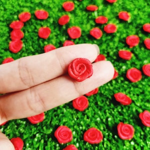 Rote Satin Rose Knospe 1/2 "(25 Stück / 50 Stück), Mini rote Rosen aus Stoff, Kostüm Applikationen, Blumenstrauß machen, kleine rote Rosetten, Hochzeit Dekor