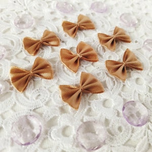 12 mini papillon cammello, fiocchi da 1 pollice, fiocco in nastro, fiocchi marrone chiaro, fiocchi in nastro dorato, abbigliamento in miniatura, creazione di cartoline, fiocchi di lingerie, costumi per bambole