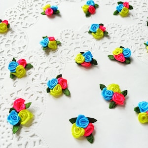 Rosas triplas mistas (amarelo, azul celeste, rosa), mini buquê de rosas, conjunto de rosas, fornecimento de artesanato de casamento, decoração de lembrancinhas, fornecimento de flores, confecção de fantasias de boneca
