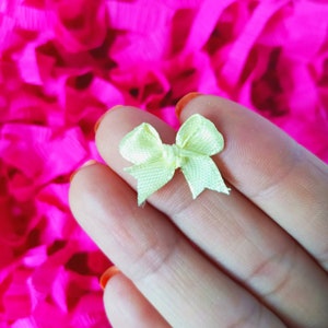 Kleine gele custardstrikjes (25/50 stuks), mini gouden satijnen strikken, stoffenversiering, naaiapplicatie, pastelkleurige decoratieve strik, benodigdheden voor babyshower
