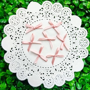 Stoffige roze satijnen strikken (25/50 stuks), Franse Rose mini lint strikken, ambachtelijke strikken aanbod, baby meisje douche strikken, lingerie afwerking, kaart maken, modevak