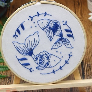 Kit de bordado "Dos peces": Arte de pared nórdico azul (bastidor de 15 cm)