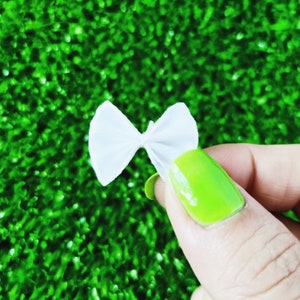 12 mini papillon bianchi, fiocchi da 1 pollice, fiocchi di nastro bianco, piccoli papillon, mini applique, abbigliamento in miniatura, costumi per bambole, fornitura di cucito, fiocco artigianale