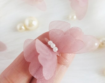 Dusty Rose Organza Fjärilsapplikation: Pärlutskimrande dekoration