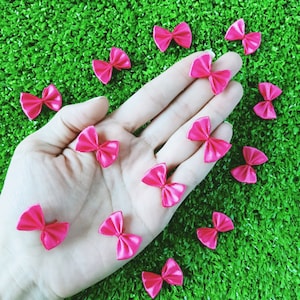 12 mini papillon fucsia, fiocchi da 1 pollice, fiocchi rosa caldo, papillon minuscoli, mini applique, abbigliamento in miniatura, costumi per bambole, fornitura di cucito, archi artigianali