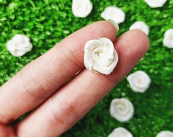Satin Rose mit cremefarbenen Knospen: Handgemachte Rosetten, Hutschmuck