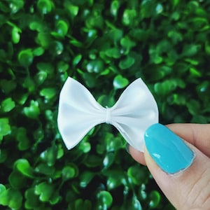 10 papillon bianchi 1,5 pollici, creazione di fascia per bambini, piccoli fiocchi per l'artigianato, mini papillon bianco, fiocco per costumi, applique fiocco bianco, cucire su fiocco