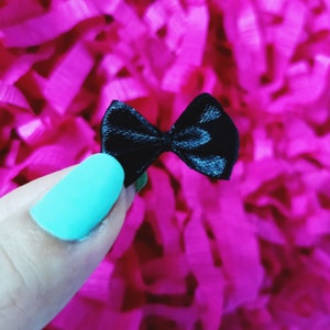 12 mini papillon neri, fiocchi da 1 pollice, fiocchi di nastro nero, piccoli papillon, mini applique, abbigliamento in miniatura, costumi per bambole, forniture per cucire, fiocchi artigianali