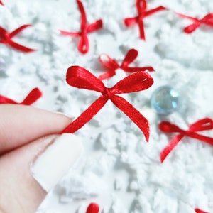 Fiocchi di raso rosso (25/50pcs), artigianato nuziale, fiocchi di fornitura di lingerie, mini fiocchi rossi, fornitura doccia per bambina, archi per fare carte, archi per cucire, modisteria