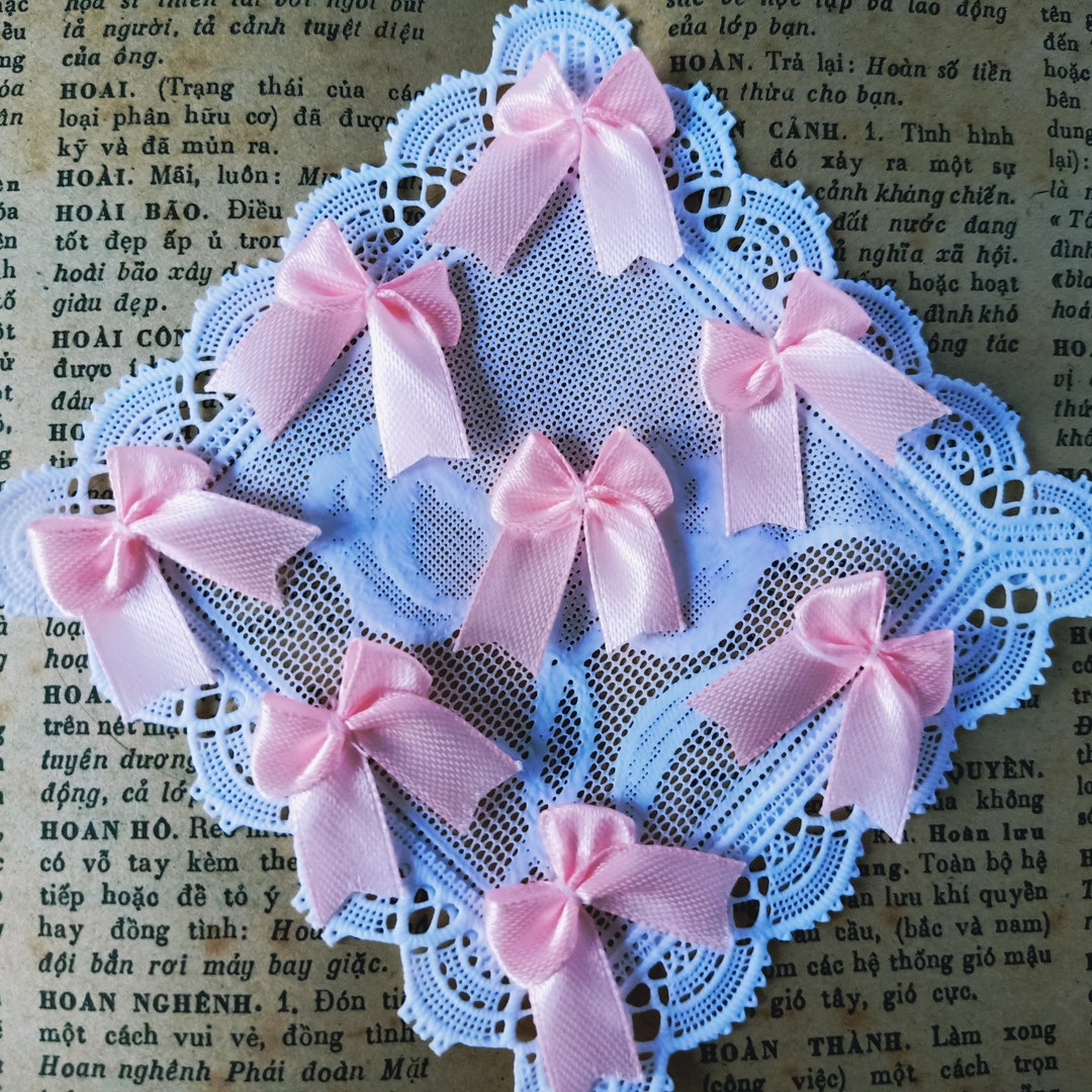 50 Fiocchi In Raso Bianco Pre-Legati Da 8,9 Cm Con Fermaglio - Per Confezioni Regalo E Cake Pop