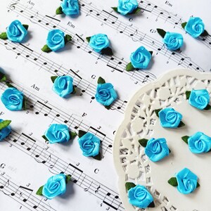 Rosas de cetim azul bebê (25/50 unidades), detalhes em azul celeste, rosas de tecido azul, mini rosas azuis, flores de lembrança, fornecimento de flores de casamento, rosas de chapelaria