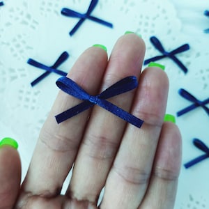 Mini fiocchi blu navy (25/50 pezzi), fiocchi in raso blu, piccoli fiocchi in nastro, creazione di bambole, creazione di cartoline, scrapbooking, abbellimento di lingerie, forniture per cucito