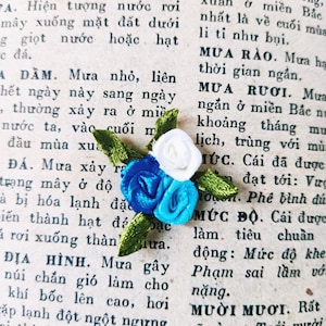 15 rosas triplas mistas (azul real, azul celeste, creme), 1 polegada, tons de azul, conjunto de rosas, confecção de fantasias de boneca, apliques de costura, flor na lapela de rosa,