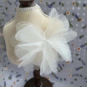 Fiore di chiffon di tulle di organza di seta bianca da 15 cm, motivo floreale 3D, applicazione per spettacoli teatrali, decorazione per abito da sposa in pizzo